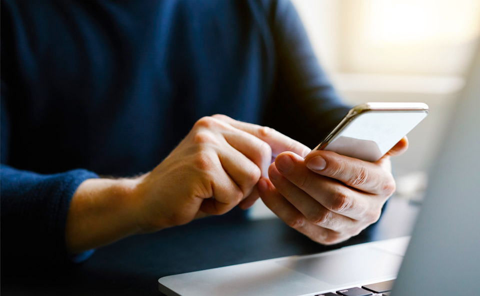 仙台市の花さいだんに連絡をする人の写真