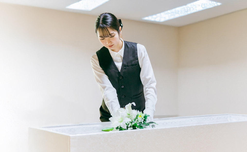 仙台市の花さいだん花を添える女性の写真