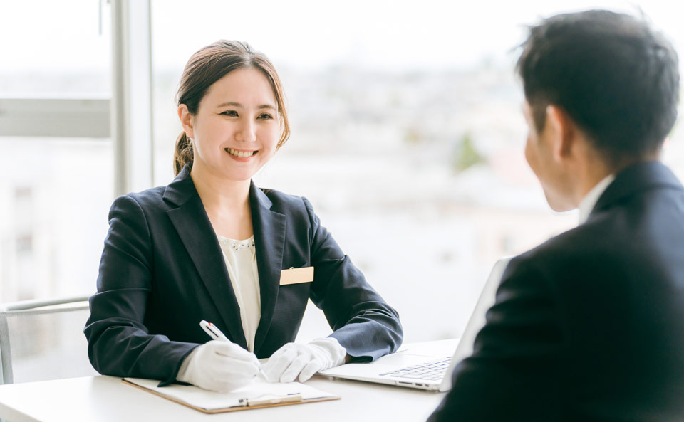 仙台市の花さいだんで打ち合わせをしている女性の写真