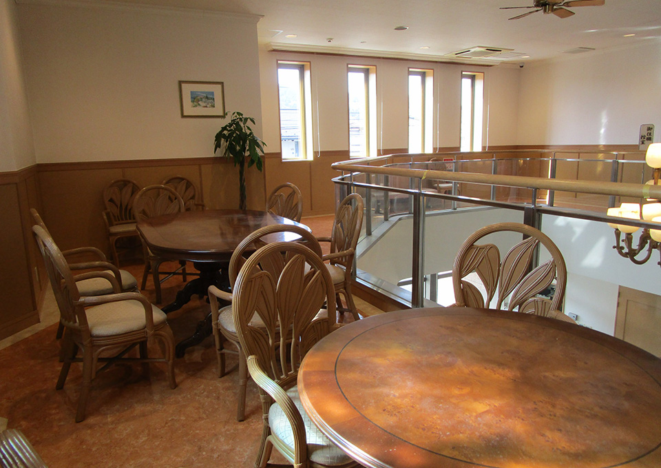 仙台市のご葬儀の斎場 花さいだん愛子の休憩スペース(テーブル席)