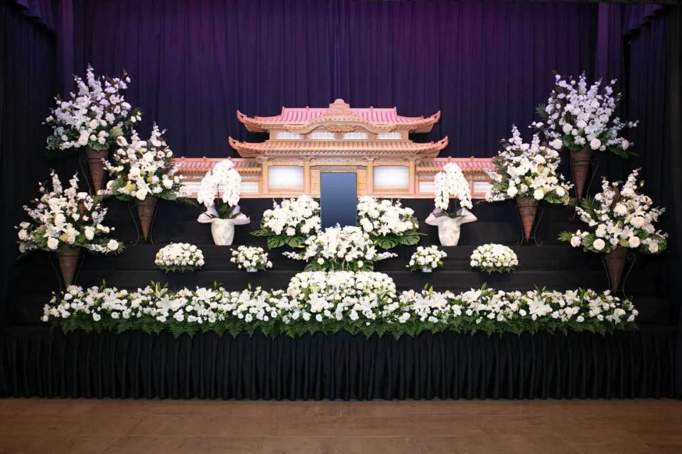 仙台市の花さいだんが提供する一般葬ロイヤルプランの豪華な祭壇の写真