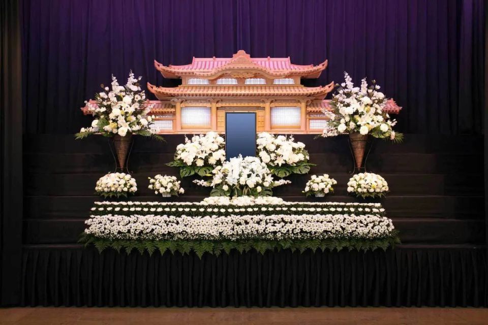 仙台市の花さいだんが提供する一般葬ロイヤルプランの小さな祭壇の写真