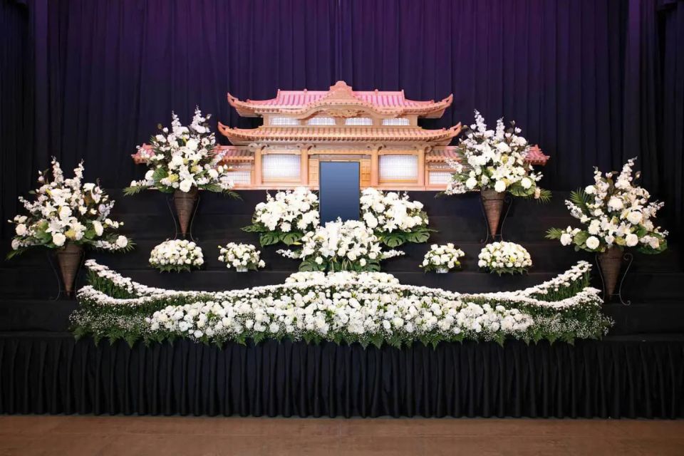 仙台市の花さいだんが提供する一般葬ロイヤルプランの祭壇の写真