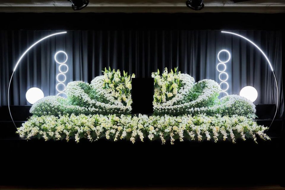 仙台市の花さいだんの家族葬プランの豪華な祭壇の画像