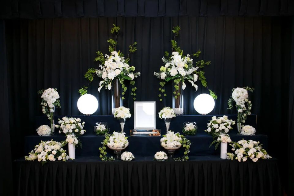 仙台市の花さいだんの家族葬プランの祭壇の画像