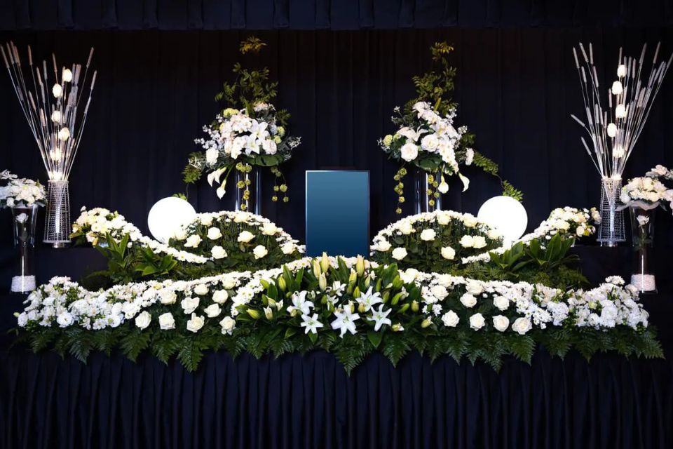 仙台市の花さいだんが提供する一般葬の豪華な祭壇の写真