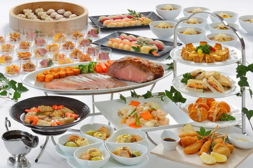 仙台市の花さいだんが提供しているテーブルに並べられたお通夜料理の画像