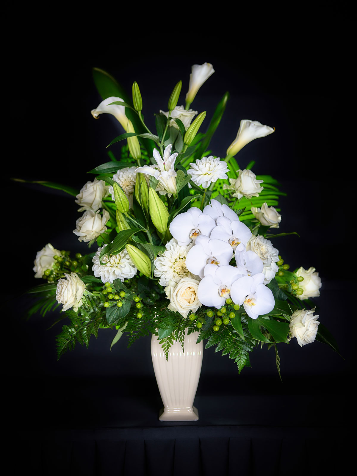 仙台市の花さいだんが提供している花瓶付のアレンジメントの写真