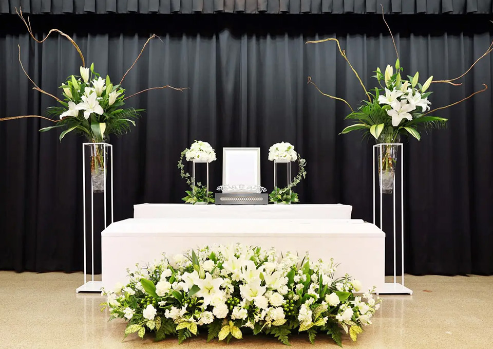 仙台市の花さいだんの教会葬プランの祭壇の写真