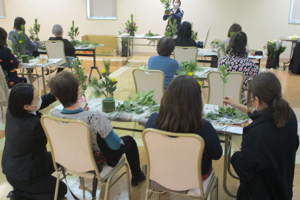 仙台市の葬儀社花さいだんでフラワーアレンジメント講座を開催している様子