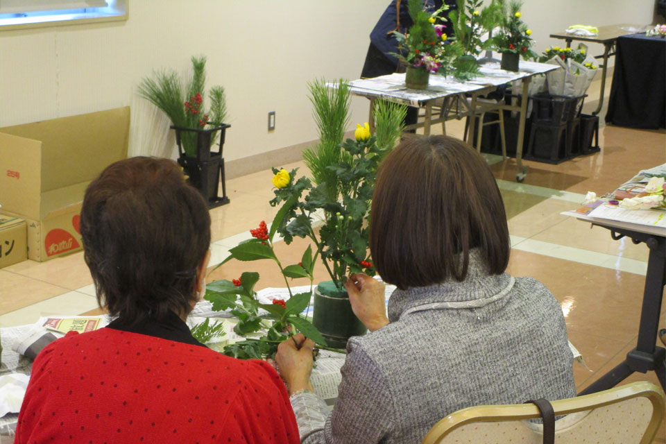 仙台市の葬儀社花さいだんで開かれたフラワーアレンジメント講座に参加している様子