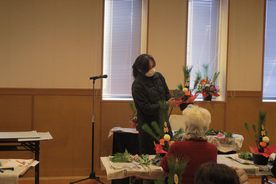 仙台市の葬儀社花さいだんがフラワーアレンジメント講習会を開いている様子
