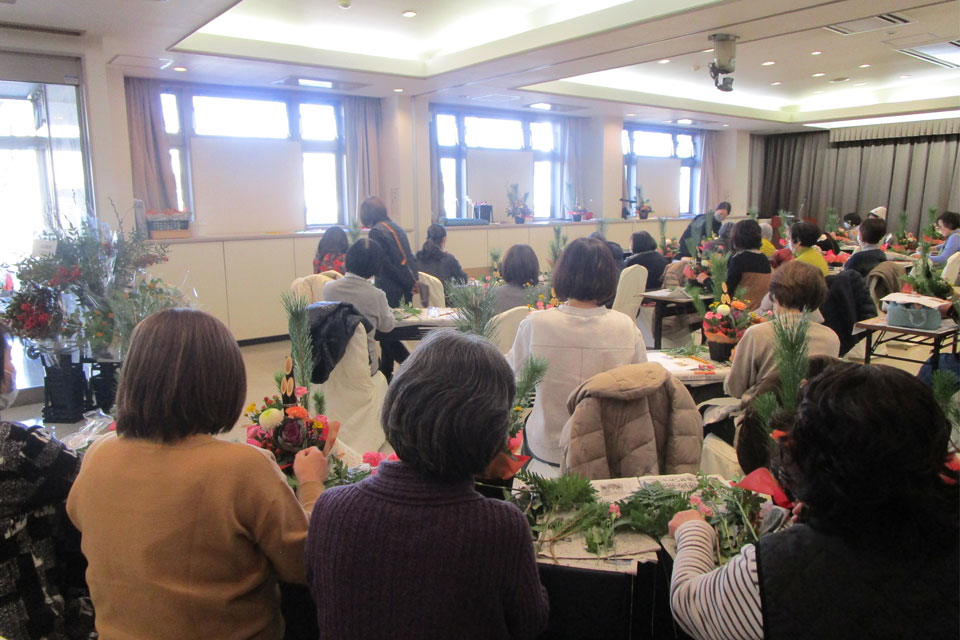 仙台市の葬儀社花さいだんのフラワーアレンジメント講習会に参加している人々の様子