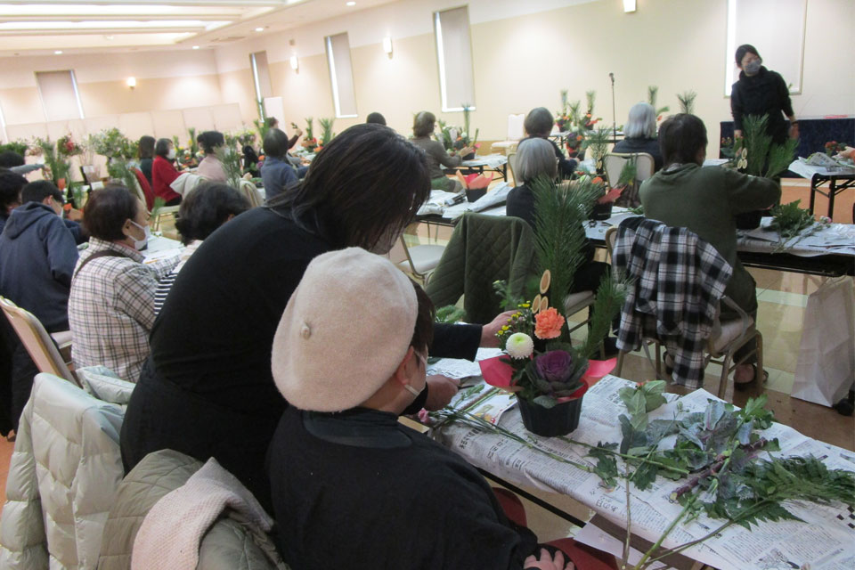 仙台市の葬儀社花さいだんのスタッフが丁寧にフラワーアレンジメントの説明をしている様子
